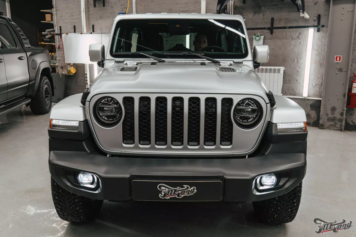 Оклеили в матовый полиуретан Jeep Wrangler и установили Ангельские глазки (Halo Lights)